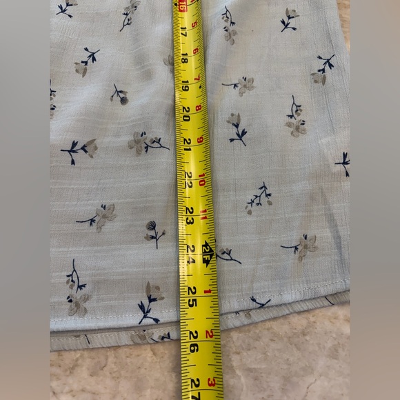 Fun2Fun Light Blue Floral Blouse Large NWOT Flutter Sleeve Rayon Blend - Picture 10 of 12